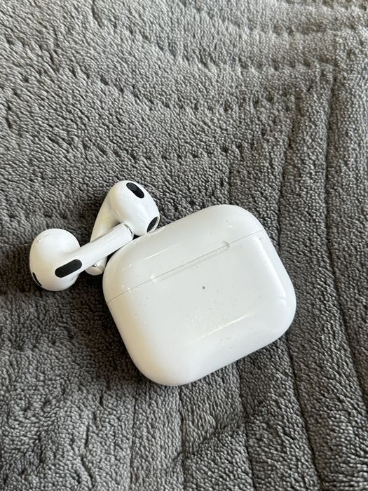 Продам оригинал кейс от airpods 3 с наушниками