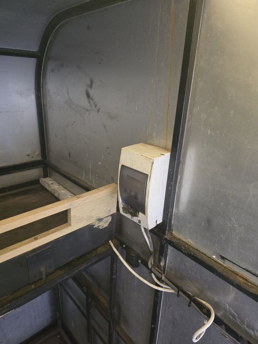 De vânzare remorcă închisă TICKNERS – 1 axă, ușoară (100 kg gol)