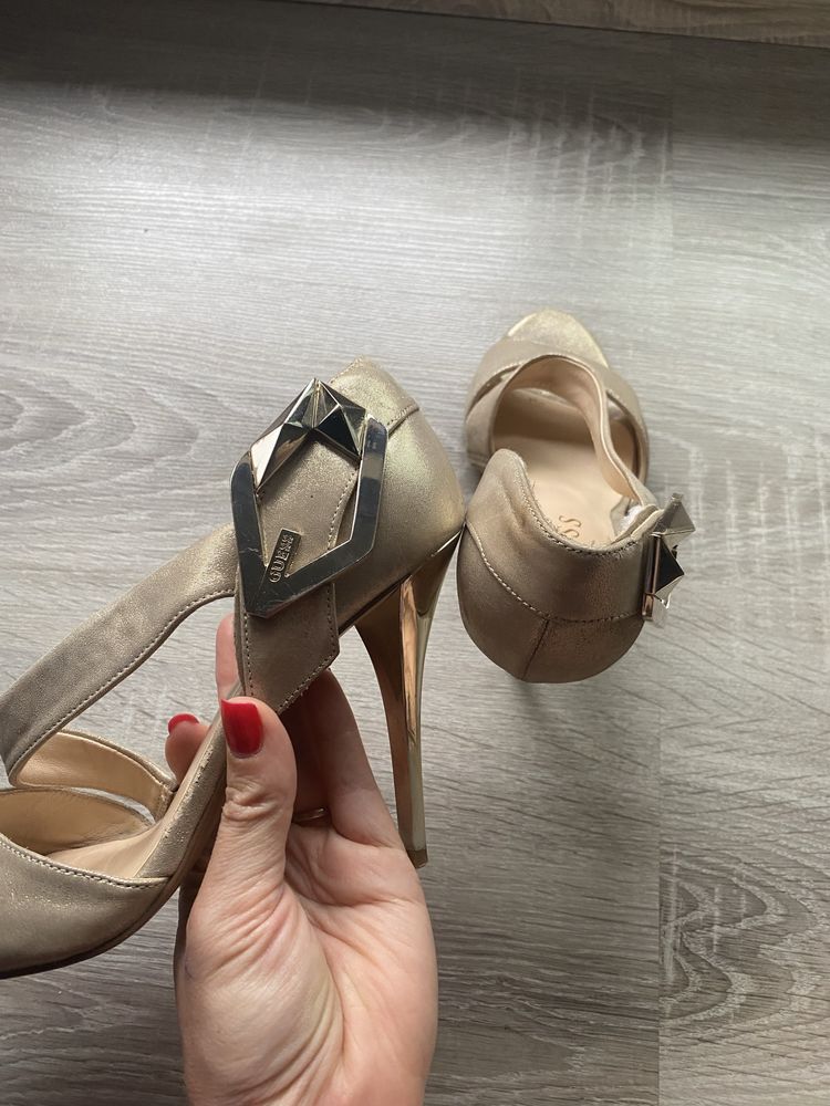 Обивки на ток Guess