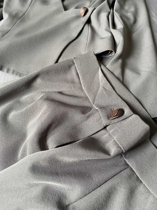 Два модела поръчкови костюма- черен и сив