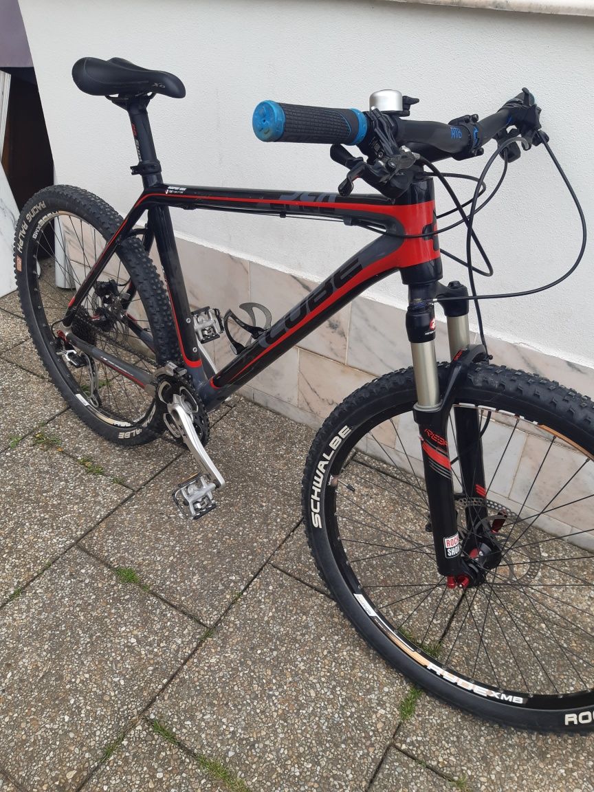 Vând Bicicletă MTB marca Cube din Carbon