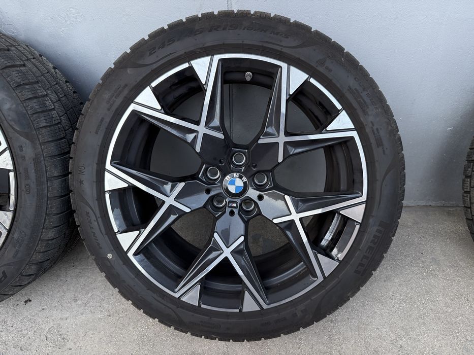 Гуми с оригинални 19 цолови джанти за BMW