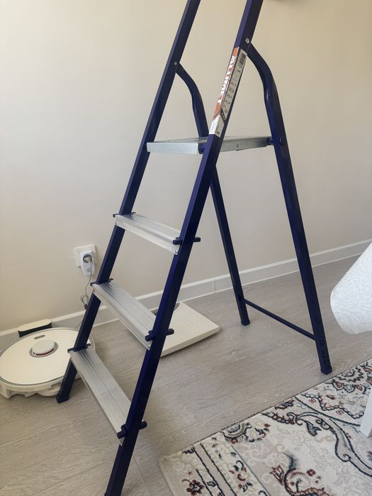 Четырехступенчатая стремянка
