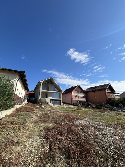 Casa 380 mp utili, str. Izvorului, teren 1500 mp