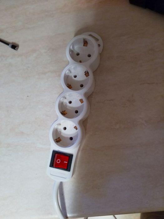 Prelungitor 3m, întrerupător, 4 prize, suport fixare