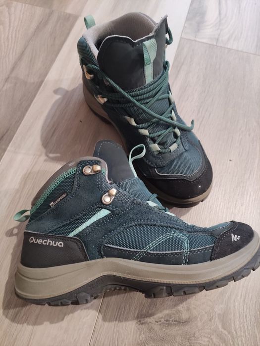 Echipamente de ski pentru copii diferite mărimi.