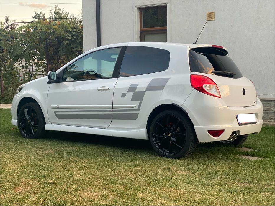 Renault Clio GT.
