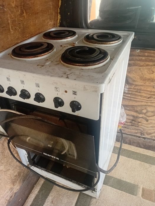 Электрическая плита с духовкой