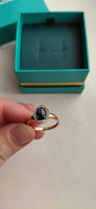 Кольцо золотое с сапфиром и бриллиантами.