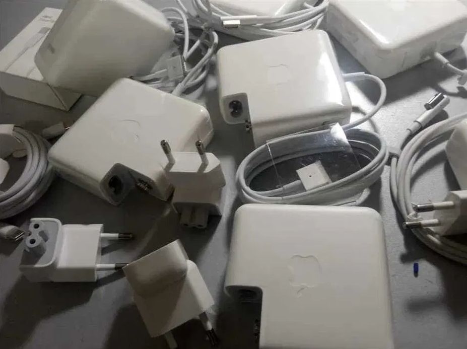 на все макбуки зарядка, блок питания