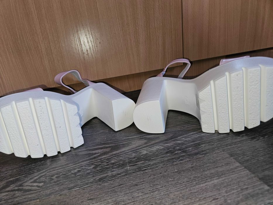 Розови сандали на висок ток