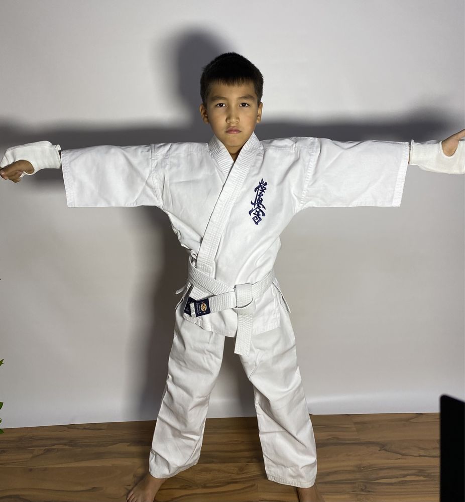 Кимоно для секции карате с комплектующей защитой на ребенка 6-8 лет
