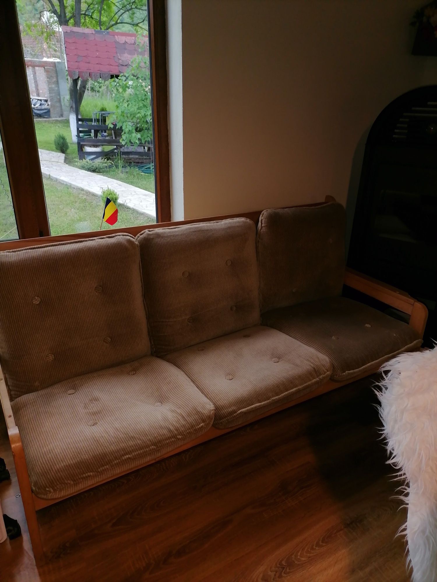 Sofa din lemn, de trei locuri cu 3 saltelute detasabile