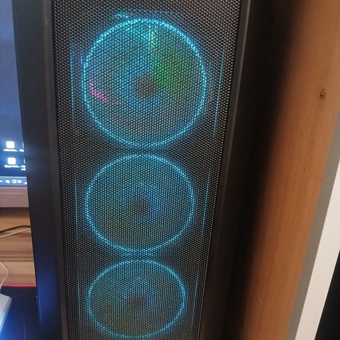 Pc gaming vand sau schimb.