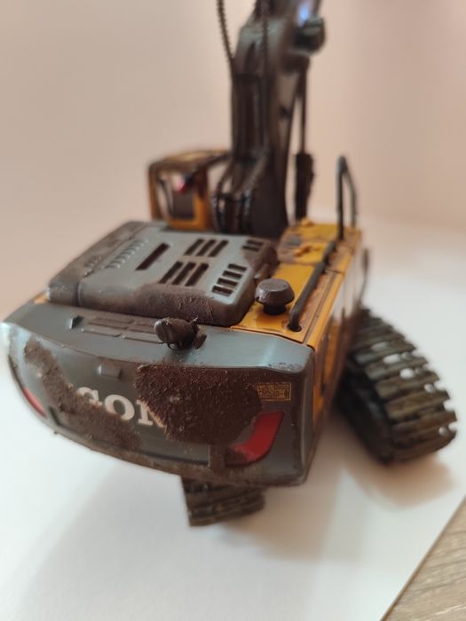 Vând excavator stilizat