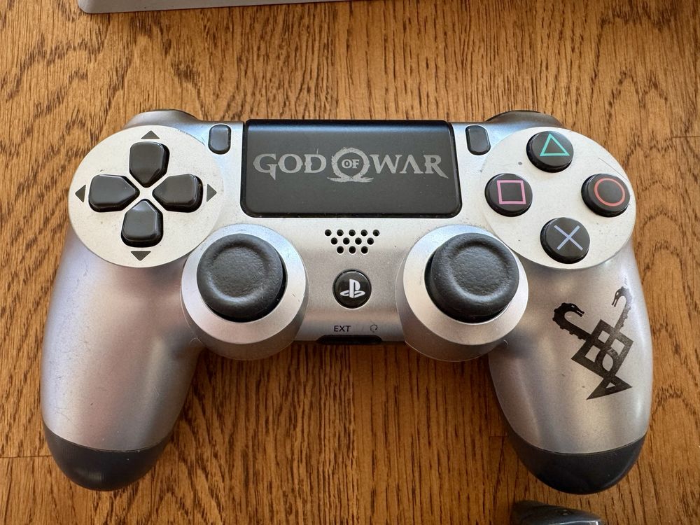 PS4 Pro God of War Limited Edition | 1TB + 2 джойстика