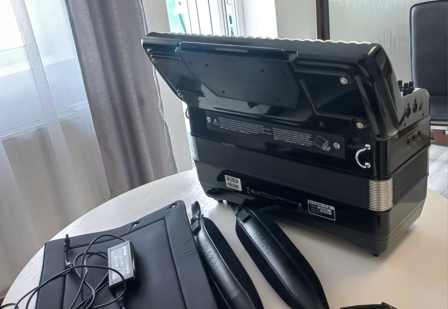 Ofer Garanție Notariala Doi Ani. Acordeon Roland fr 8x.ca si Nou .