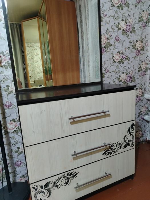 Продам комод с зеркалом