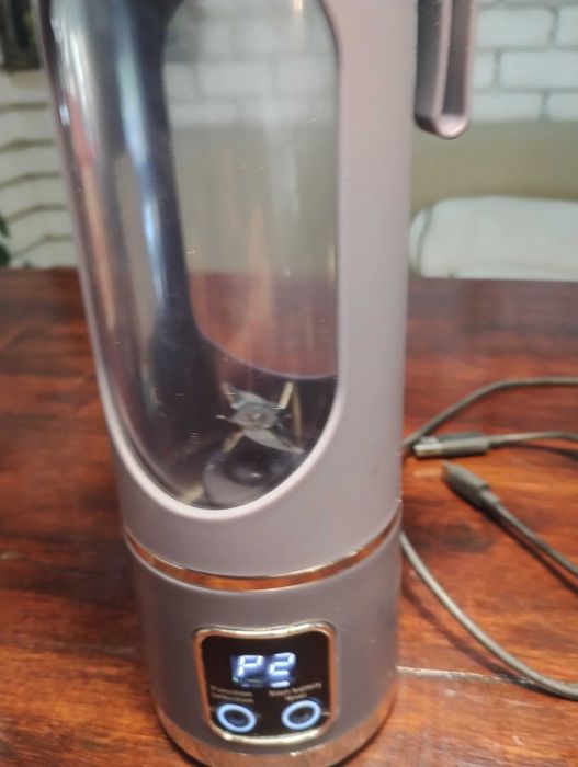 Преносим блендер 450 мл, презареждащ се с USB, за смутита и шейкове