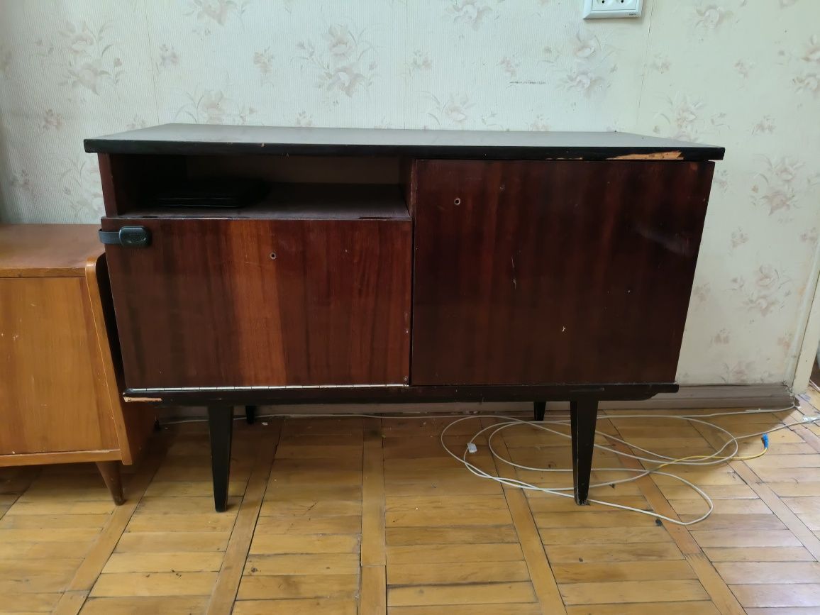 Продается тумбочка, стол раздвижной, трюмо, диван раскладной, кресла,