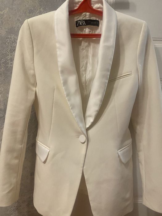 Продаеться костюм zara