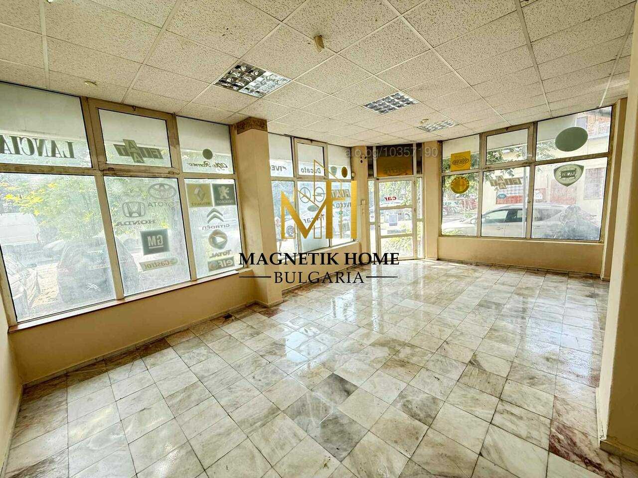 Голямо ъглово партерно помещение на бул. Мария Луиза в ж.к. Възраждане