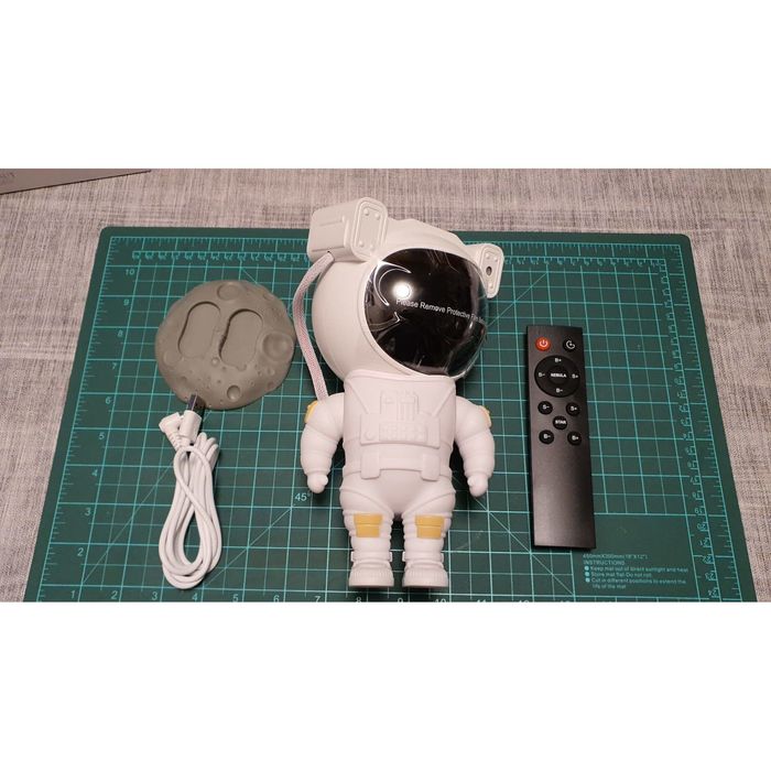 Интерактивна играчка за прожектиране на космоса, Астронавт