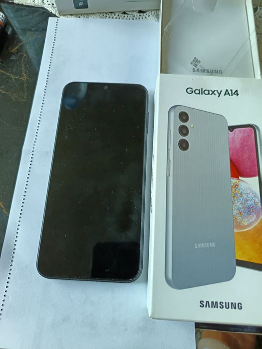 Продавам смартфон Самсунг Galaxi A14   в комплект с безжични слушалки