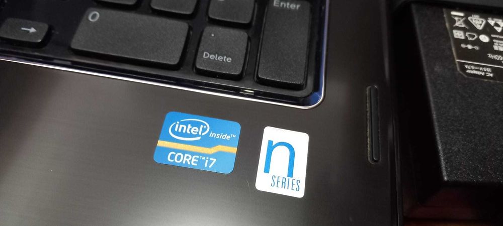 Laptop Dell N7110  i7-2630QM 2GHz/8GB ddr3/Hdd 320Gb/GT 525M 2G/Bat 1h