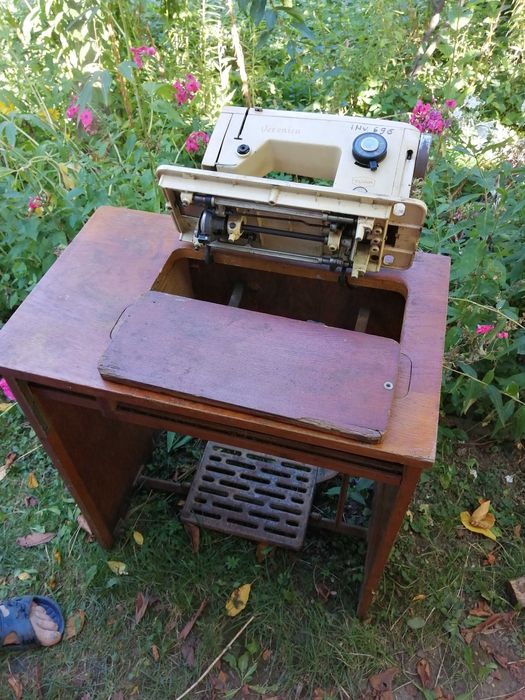Vând mașină de cusut Veronica, anul 1977, Cugir