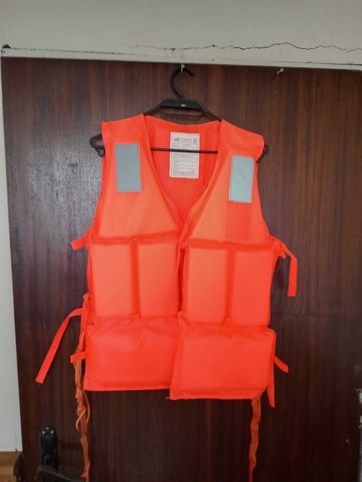 Продавам спасителна риза детска