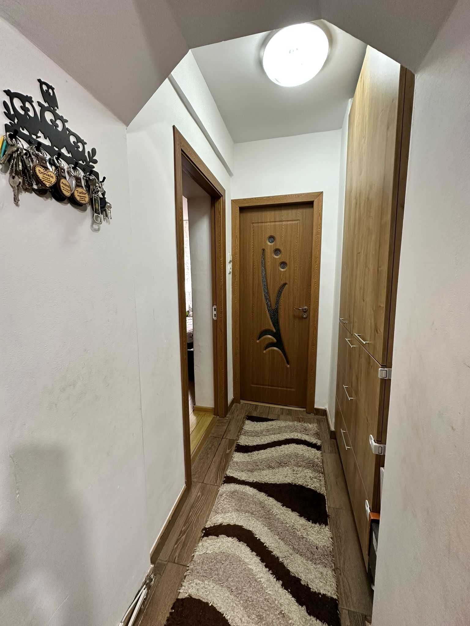 Vand apartament cu  3 camere ,decomandat