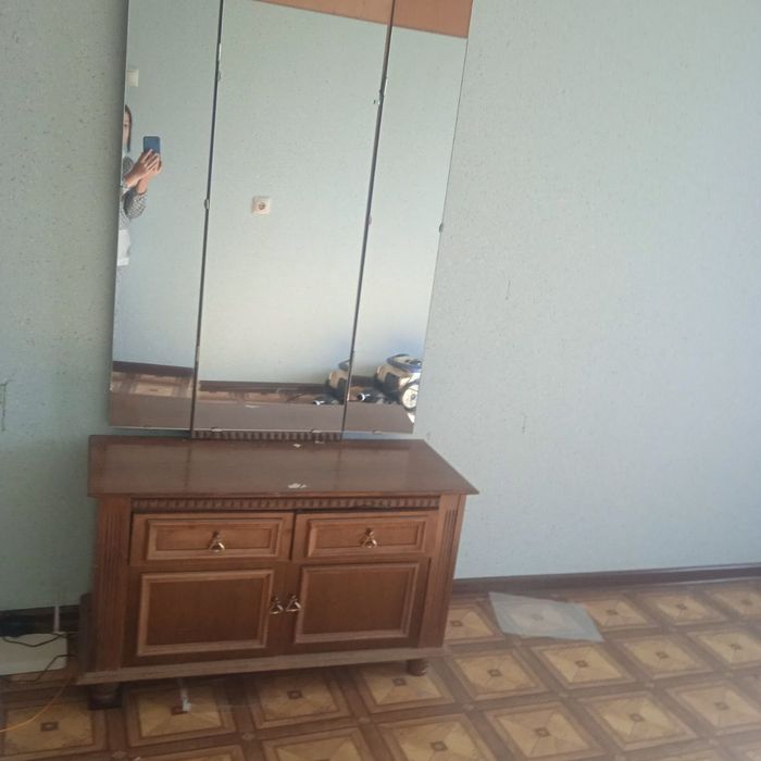 Шкаф ва трюмо сотилади