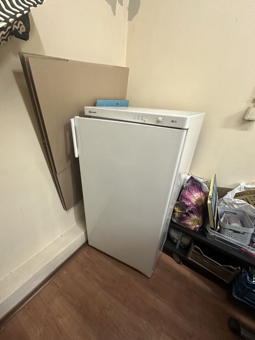 Продавам фризер Bauknecht