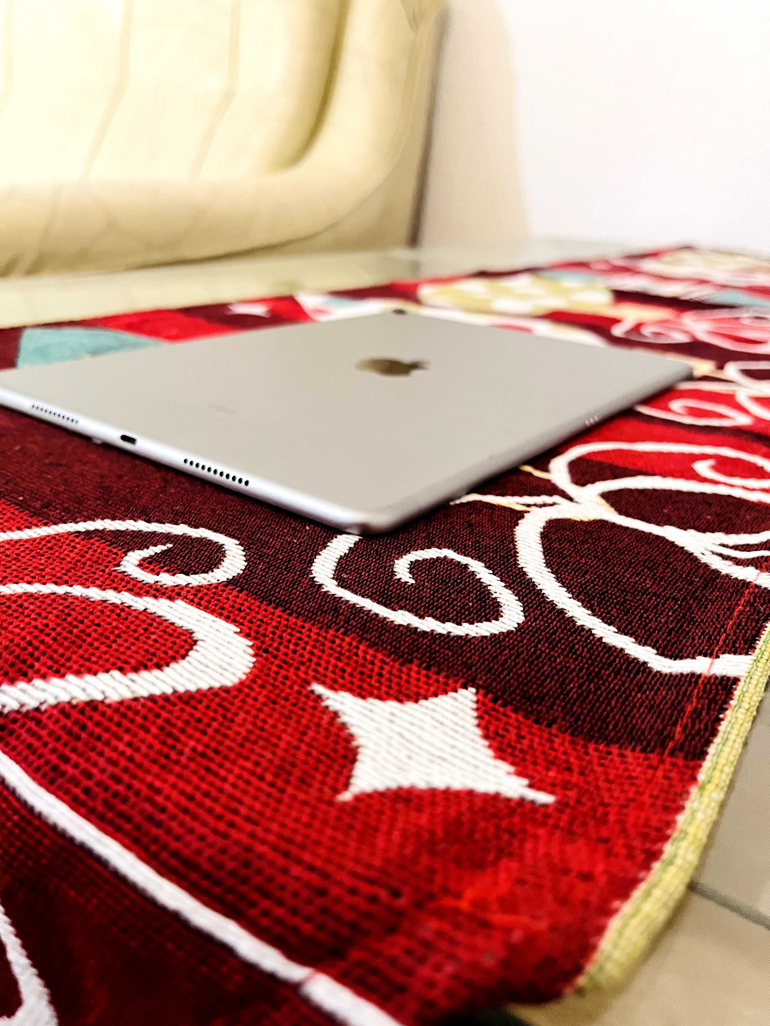 iPad Pro 1st Gen - A1709 64GB, 10.5in Space Gray - Перфектен