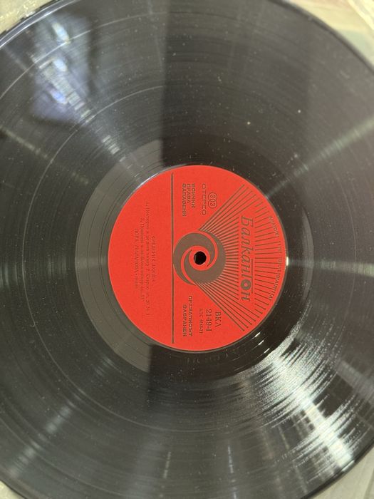 Нови грамофонни плочи, добре запазени за времето си