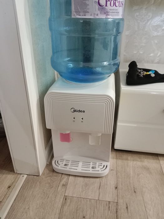 Продаю диспенсер  с бутылкой