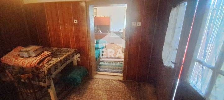 Масивна едноетажна къща в с. Подвис