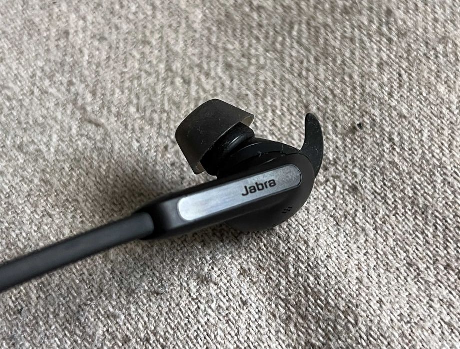 Casti wireless Jabra Elite 65e cu ANC aproape noi baterie defecta