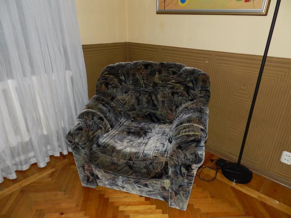 Продам угловой диван+кресло.