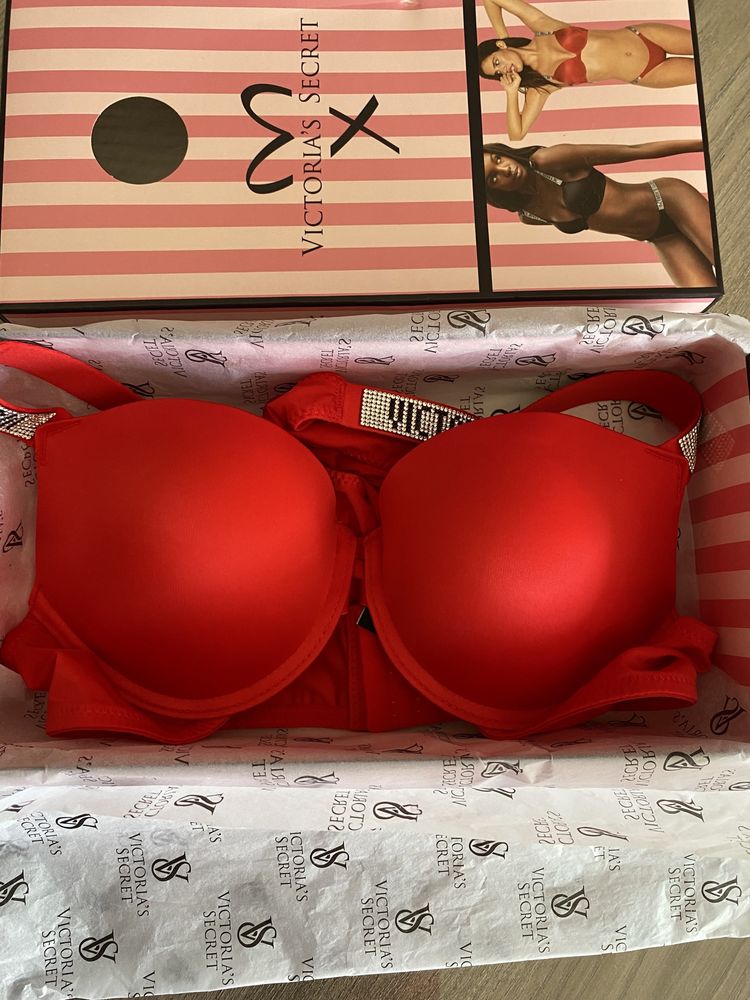 Нов комплект червено бельо на Victoria's Secret 85D