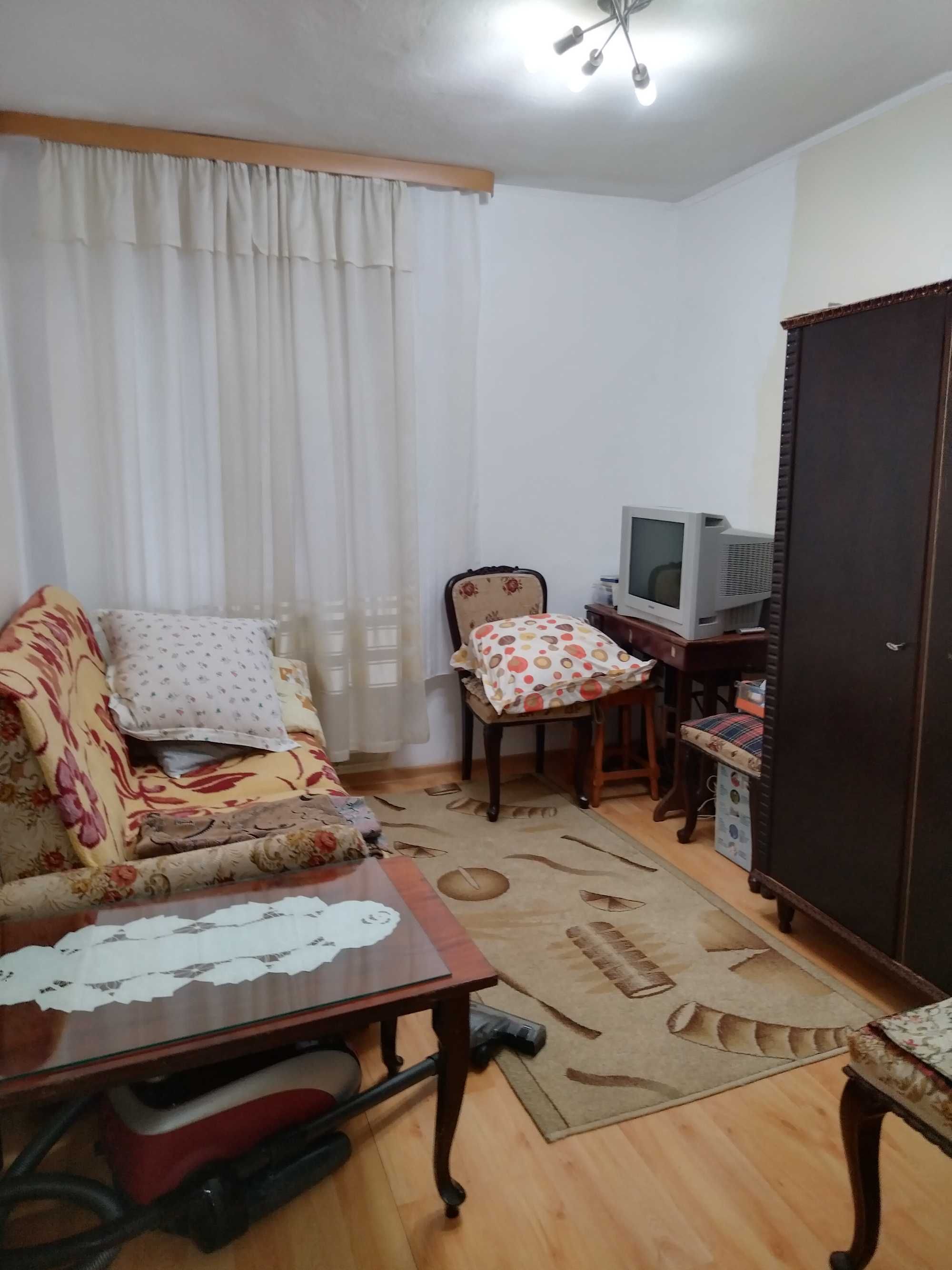 Inchiriez apartament 3 camere Targoviste zona Piata 1 Mai