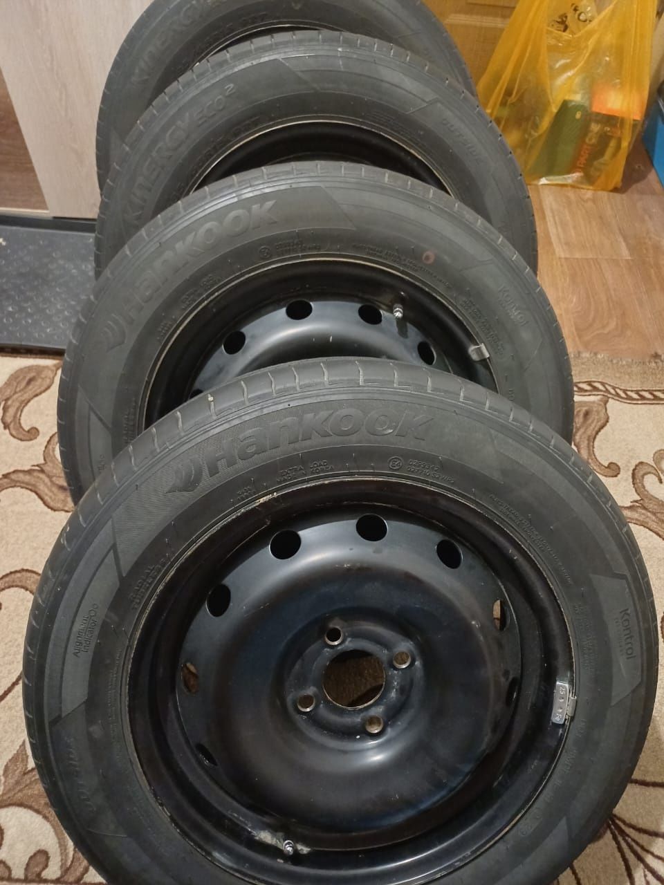 Продам летнюю резину с дисками 185/65 R 15