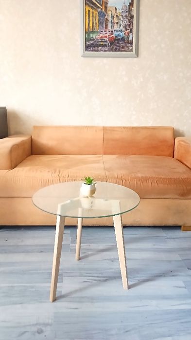 Оранжев диван с ракла