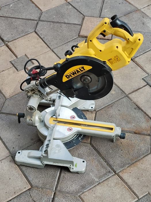 Circular cu taiere la unghi Dewalt DWS  774 QS ca și nou