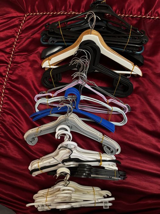 Продам плечики / вешалки 73 шт за 3000тг