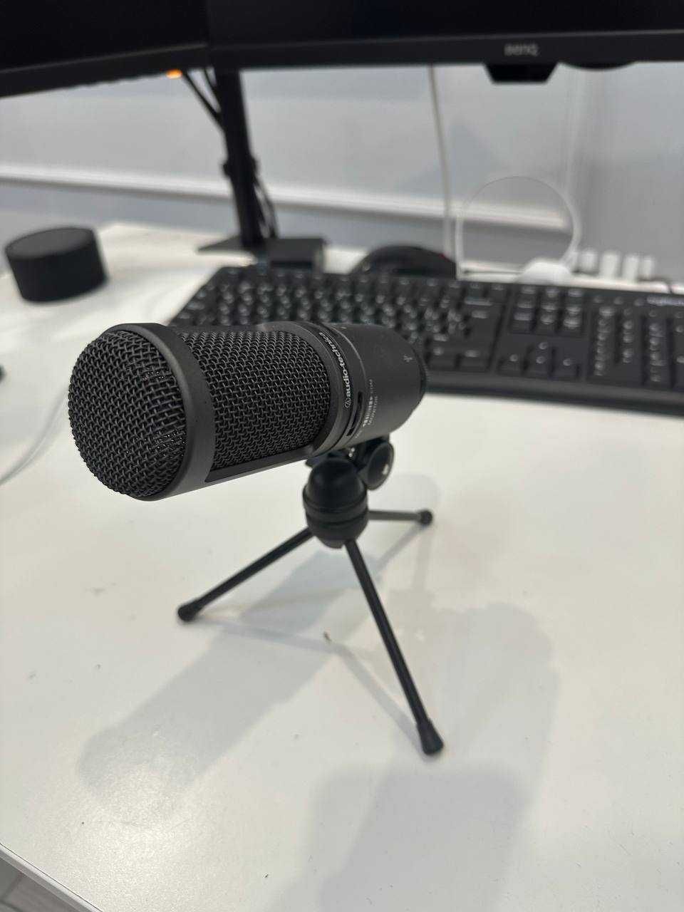 Студийный микрофон Audio-Technica AT2020