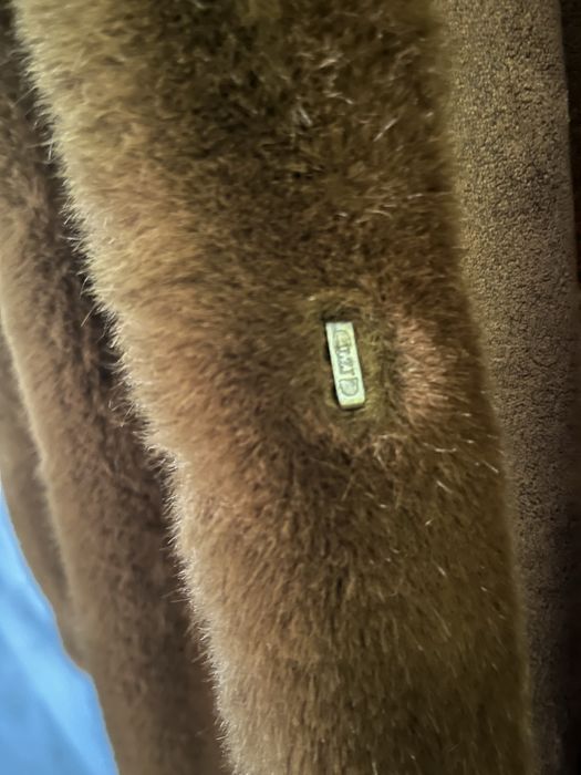 Почти новую искусственную шубку