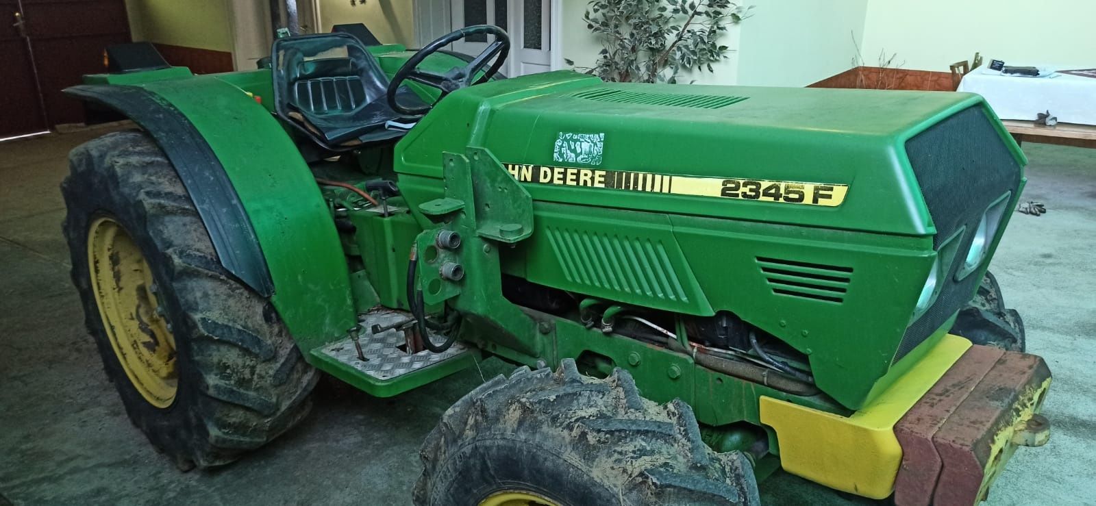 Vând tractor John Deere 2345 F Turbo, 70 CP, 4x4.