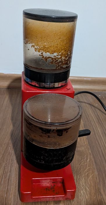 Продавам кафе машина с кафе мелачка-Бразилия клуб